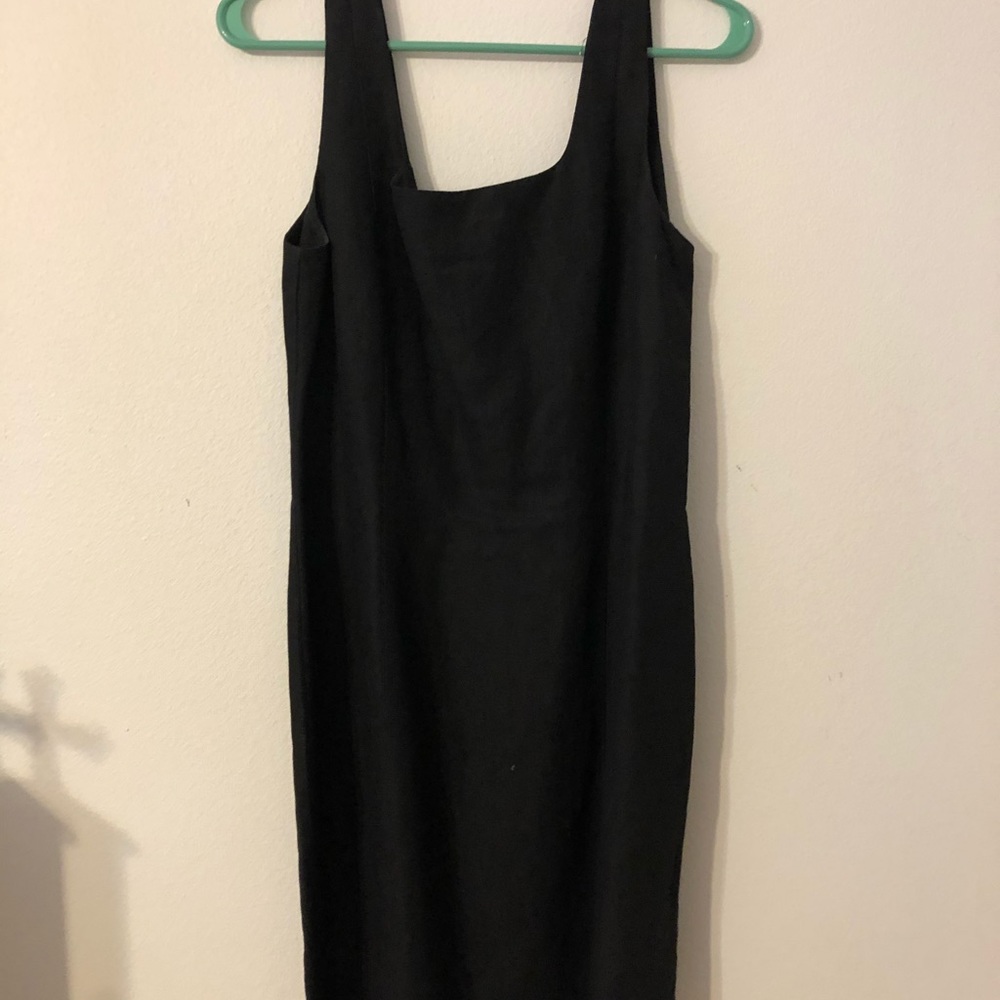 Black simple dress.